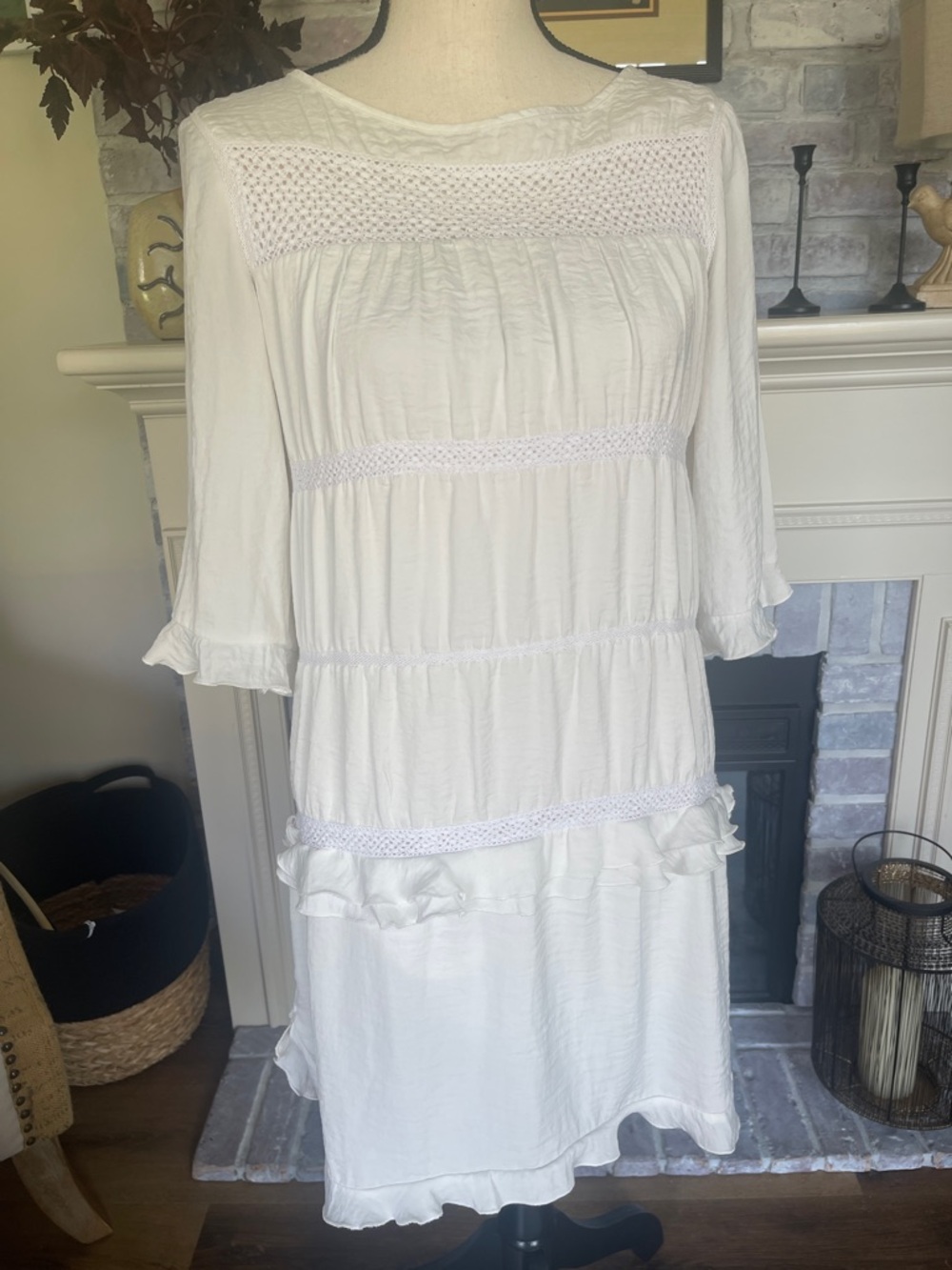 Who what wear  ivory ruffled tiered embroidered elbow sleeve dress size medium